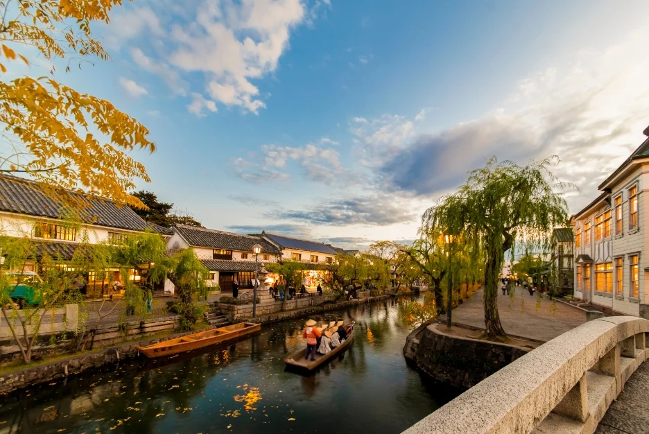 Kurashiki Bikan Historical Quarter at Dusk: Willow-lined Canals & Traditional Boats | Okayama Travel